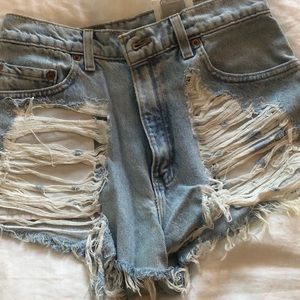Levi Shorts - destroyed size 8